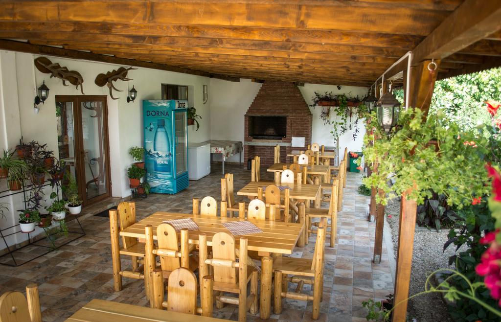 Отель Casa Diana Комана Экстерьер фото